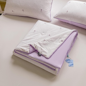 Pilotă Cooling Touch JOJO HOME alb cu lila împăturită 200x230 cm