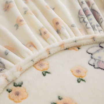 detaliu material husă de pat Cocolino Jo-Jo Home crem cu iepuraș și flori galbene, textură catifelată și elastic moale pe margine