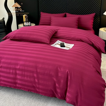 Lenjerie de pat damasc bordo 6 piese JOJO HOME cu dungi satinate pe pat matrimonial