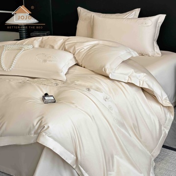 Detaliu lenjerie de pat crem JoJo Home cu broderie florală ton pe ton