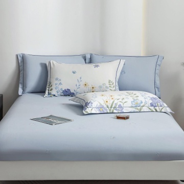 lenjerie de pat lux cu 4 fete de perna si un cearceaf de pat cu elastic, imprimeu floral, culoare alb / bleu