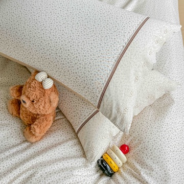 Lenjerie Ranforce 100% bumbac bej Jojo Home, detaliu fete de perna si imprimeu floral