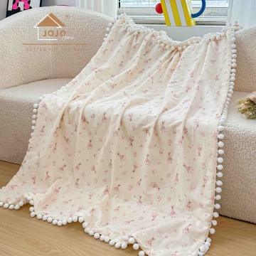 Pătură pentru bebeluși și copii, 100x150 cm, față din bumbac, verso Minky cu buline 3D, ciucurei, JoJo Home – Iepurași balerine