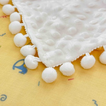 Pătură JoJo Home pentru bebeluși și copii, model Căluți balansoar, prezentată întinsă