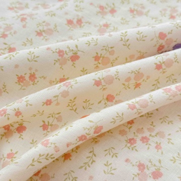 Detaliu material din bumbac cu imprimeu floral pastel al păturii Elefănței pastel