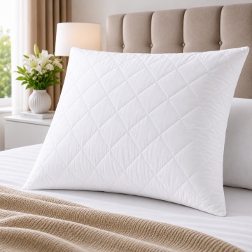 Pernă matlasată premium 70x70 cm amplasată pe un pat într-un dormitor modern