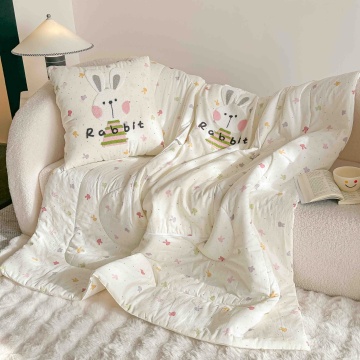 Pilotă pentru pătuț bebeluși 2 în 1, crem, model iepuraș Rabbit, 100x145 cm, 100% bumbac, transformabilă în pernă, JoJo Home