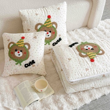 Pilotă copii și bebeluși JoJo Home 2 în 1, crem, model ursuleț, 100x145 cm - pernă decorativă și pilotă pliată