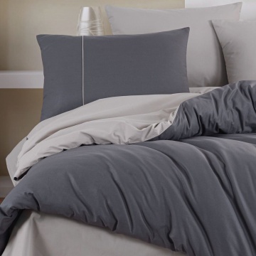 Lenjerie de pat Hobby Home antracit cu bej, aspect uni reversibil, prezentare completă pe pat matrimonial