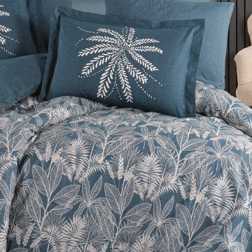 Detaliu fețe de pernă bleu petrol cu motiv vegetal stilizat imprimat central