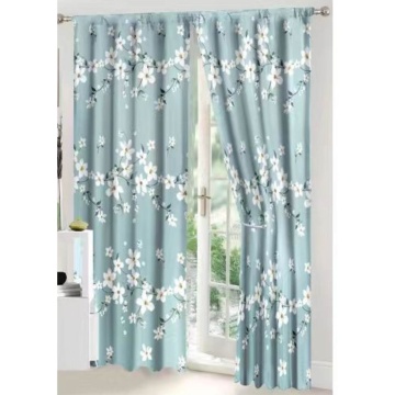 draperie de culoare verde menta / crem aranjata la fereastra