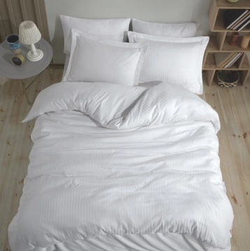 Set complet de lenjerie albă din saten Hobby Home, vedere de sus