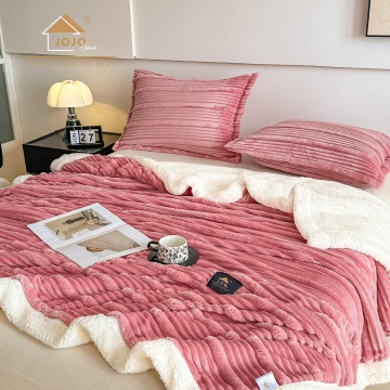 pătură Jo-Jo Home roz cu dungi 3D în relief și verso alb din blăniță Sherpa, decorată cu cană de cafea și reviste pe pat