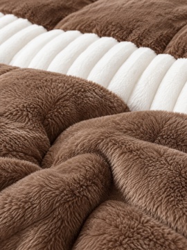Lenjerie maro cu pilotă 200×230 cm – detaliu material plușat