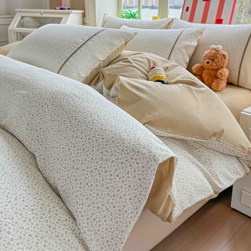 Lenjerie Ranforce bej Jojo Home, detaliu imprimeu floral si fete de perna cu dantela