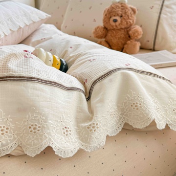 Detaliu dantela decorativa lenjerie Ranforce 100% bumbac crem cu cirese Jojo Home