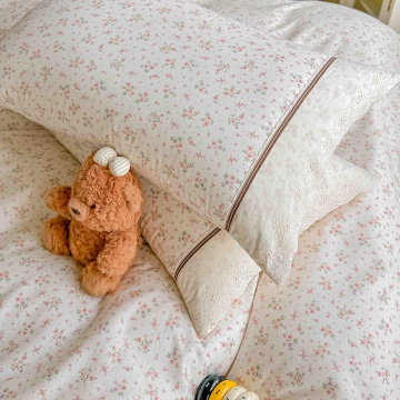 Lenjerie Ranforce crem cu flori roz si dantela Jojo Home, detaliu fata de perna