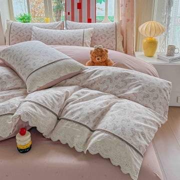 Lenjerie de Pat Ranforce 100% Bumbac Roz Pudrat cu Model Paisley si Dantela | 4 Piese | Cearceaf cu Elastic 180x200 cm | Jojo Home – imagine de catalog a produsului