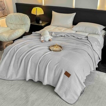 Pătură JoJo Home cu textură de cașmir artificial, 200x230 cm, gri deschis, cu geantă, pcsh-11