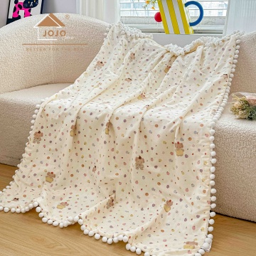 Pătură pentru bebeluși și copii, 100x150 cm, față din bumbac, verso Minky cu buline 3D, ciucurei, JoJo Home – Animăluțe și buline pastel