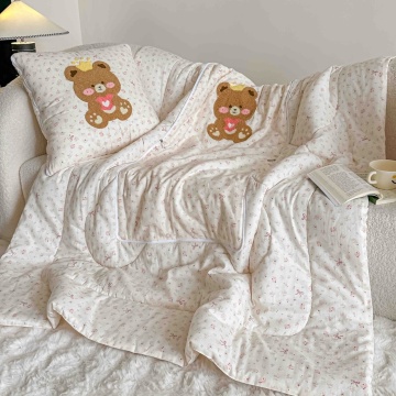 Pilotă copii 2 în 1, crem cu roz, model ursuleț cu coroană, 150x200 cm, 100% bumbac, transformabilă în pernă, JoJo Home