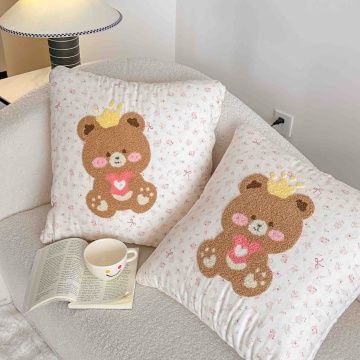 Pilotă copii și bebeluși JoJo Home 2 în 1, crem cu roz, model ursuleț cu coroană, 100x145 cm - pernă decorativă