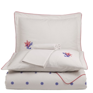 Set lenjerie de pat Athena crem cu broderie marină, prezentare produs pliat pe fundal alb