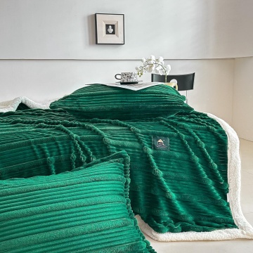 set pat verde Jo-Jo Home cu pătura 3D din blăniță de iepure și fețe de pernă asortate, fotografiat într-un dormitor modern