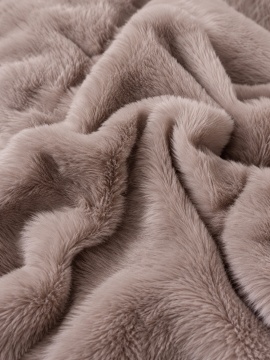 Lenjerie taupe cu pilotă 200×230 cm – detaliu material plușat