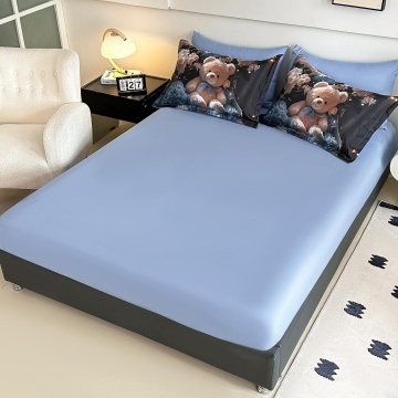 Cearceaf cu elastic bleu JOJO HOME pentru pat dublu cu fețe de pernă imprimate cu ursuleț Teddy