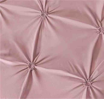 Detaliu pliuri decorative brodate lenjerie de pat premium Jojo Home roz pudră