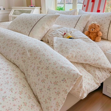 Lenjerie Ranforce crem cu imprimeu floral roz Jojo Home, detaliu tesatura si perne