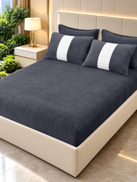 Lenjerie gri antracit cu pilotă 200×230 cm – detaliu material plușat
