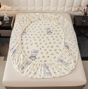 husă de pat Cocolino Jo-Jo Home crem cu elastic perimetral, imprimeu iepuraș și flori galbene, așezată pe saltea