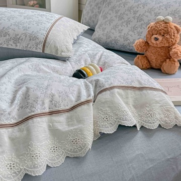 Detaliu lenjerie de pat Ranforce gri deschis Jojo Home cu dantela si imprimeu floral
