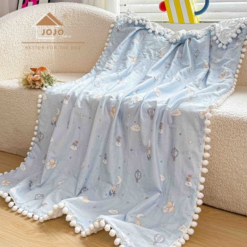Pătură pentru bebeluși și copii, 100x150 cm, față din bumbac, verso Minky cu buline 3D, ciucurei, JoJo Home – Ursuleți, lună și baloane