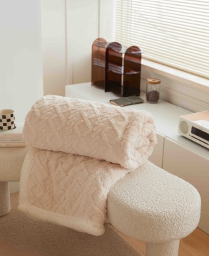 pătură crem rulat pe bancă tapițată, decor minimalist