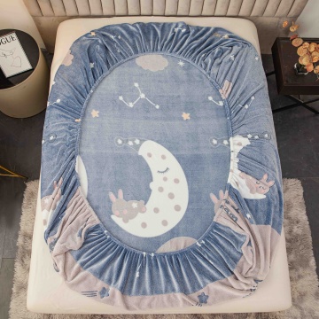 vedere de ansamblu a husei de pat Cocolino bleu „Sweet Dream” cu elastic perimetral și imprimeu cu lună și stele