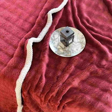 textura moale si pufoasa a paturii de culoare verde, impreuna cu o farfurie decorativa