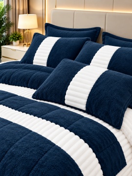 Lenjerie bleumarin cu pilotă 200×230 cm – detaliu material plușat