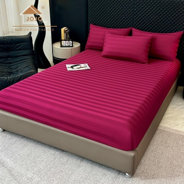 Cearceaf cu elastic damasc bordo montat pe pat matrimonial JOJO HOME