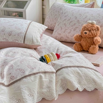 Lenjerie de Pat Ranforce 100% Bumbac Roz Pudrat cu Model Paisley si Dantela | 4 Piese | Cearceaf cu Elastic 180x200 cm | Jojo Home – prezentare vizuală a produsului