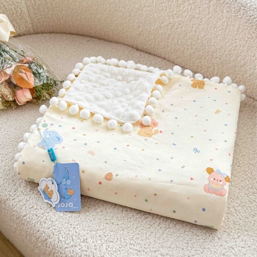 Pătură pentru copii JoJo Home ambalată pentru cadou, model Animăluțe pastel