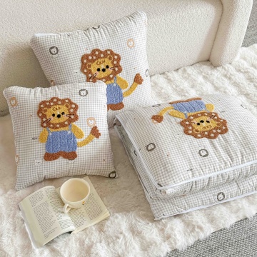 Pilotă copii și bebeluși JoJo Home 2 în 1, gri-bej, model leu, 100x145 cm - pernă decorativă și pilotă pliată