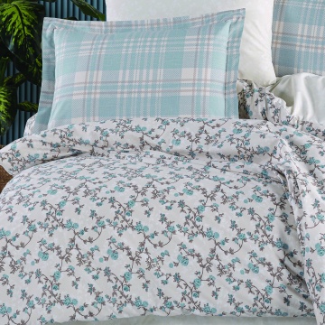 Detaliu lenjerie de pat Lola cu model floral bleu pe fundal alb