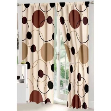 draperie de culoare bej aranjata la fereastra