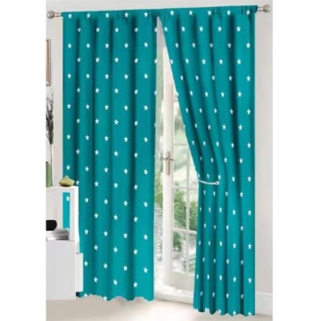 draperie de culoare alba / turquoise aranjata la fereastra