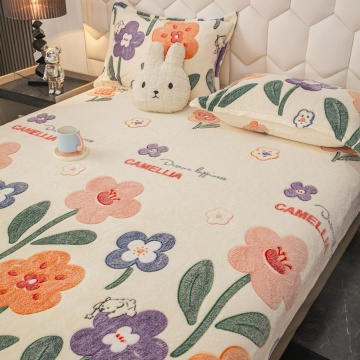 detaliu husă de pat Cocolino Camellia Jo-Jo Home, material crem plusat cu flori colorate și fețe de pernă asortate