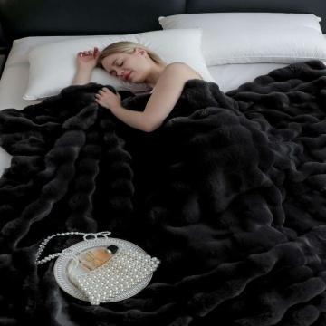 femeie dormind, invelita in patura din blanita de iepure neagra
