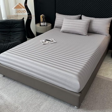 Cearceaf cu elastic din damasc 100% bumbac gri deschis montat pe pat matrimonial JOJO HOME